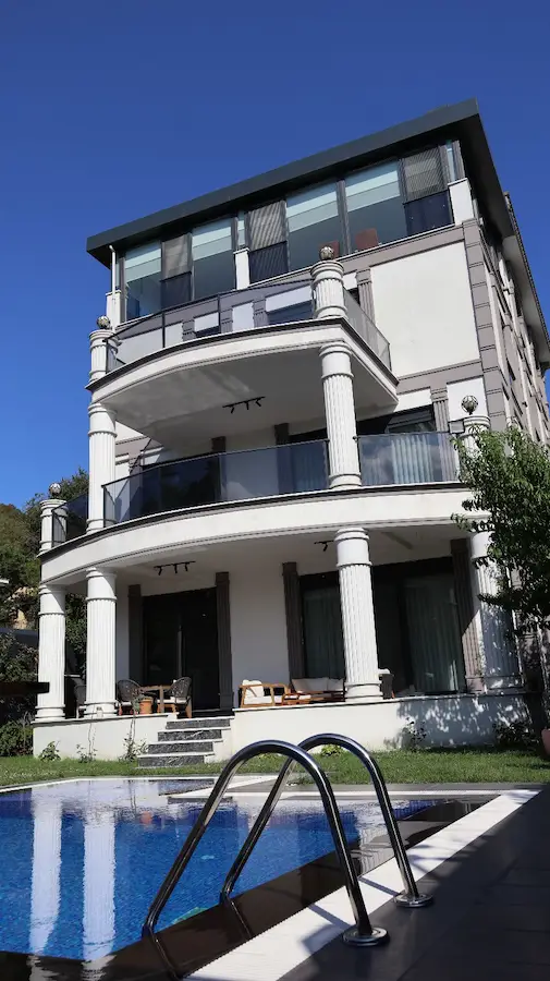 ÇEKMEKÖY'DE 8+2 KENDINIZE AIT YAŞAM MÜSTAKIL HAVUZLU LÜKS VILLA