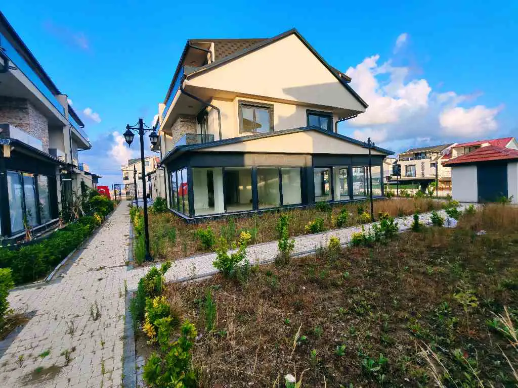 REMAX MAVİ GÜVENCESİYLE MAVİLİKLERE UYANIN! KOCAALİ SARAYLARI 2'DE DENİZE SIFIR FIRSAT VİLLA!
