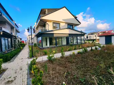 REMAX MAVİ GÜVENCESİYLE ​MAVİLİKLERE UYANIN! KOCAALİ SARAYLARI 2'DE DENİZE SIFIR FIRSAT VİLLA!