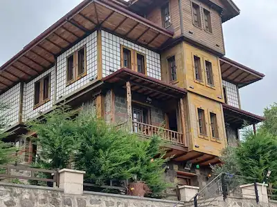 BENGİSU’DA OTANTİK MİMARİSİYLE DİKKAT ÇEKEN TURİZM TESİSİ/KONAK