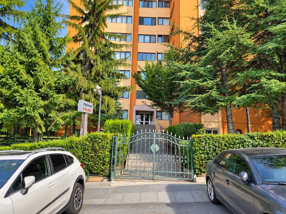EMRE KOÇ REMAX - ÇIĞDEM MH. GÖKKUŞAĞI SITESI KIRALIK 4+1 DAIRE