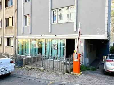 MECIDIYEKÖY'DE MERKEZI KONUMDA, CADDE ÜZERI KIRALIK OFIS / DÜKKAN