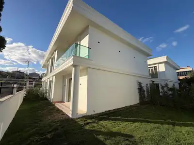REMAX TEN BÜYÜKÇEKMECE KARAAĞAÇ’TA ACİL SATILIK SIFIR 4+1 LÜKS VİLLA