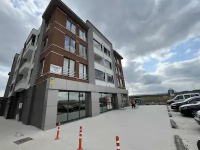 REMAX MAVİ’DEN KORUCUK’TA KİRALIK CAM BALKONLU KİRALIK GENİŞ 2+1