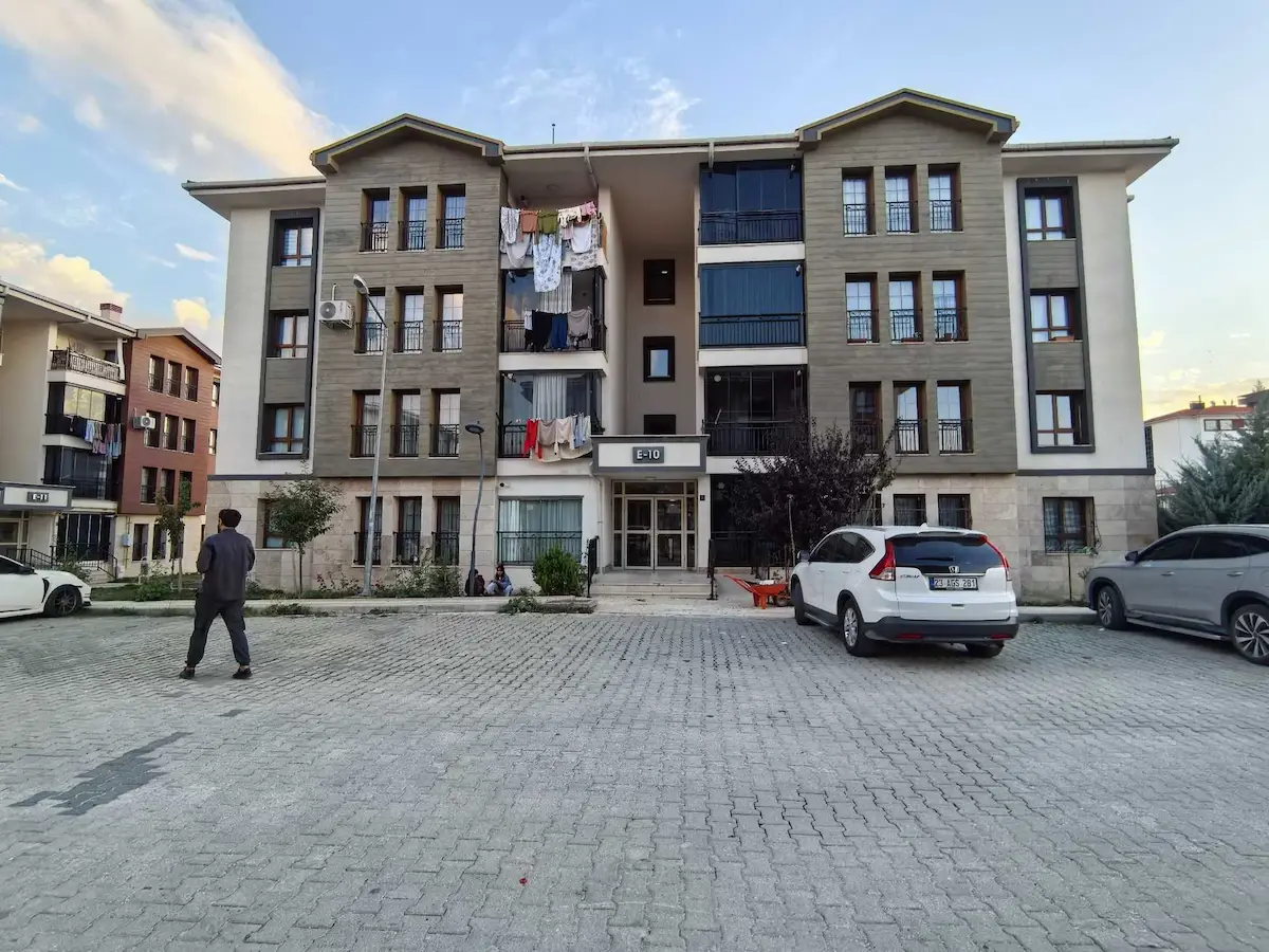 RE/MAX DEĞİŞİM’DEN ÇATALÇEŞME TOKİ 3. ETAP’TA 3+1 KİRALIK DAİRE  FERAH, AYDINLIK, ASANSÖRLÜ VE SİTE