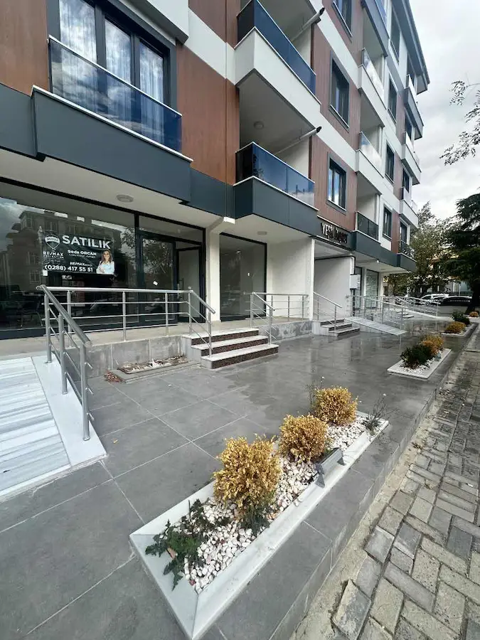LÜLEBURGAZ’IN PRESTİJLİ CADDELERİNDEN BİRİNDE | YÜKSEK VİTRİN DEĞERİNE SAHİP SATILIK DÜKKAN
