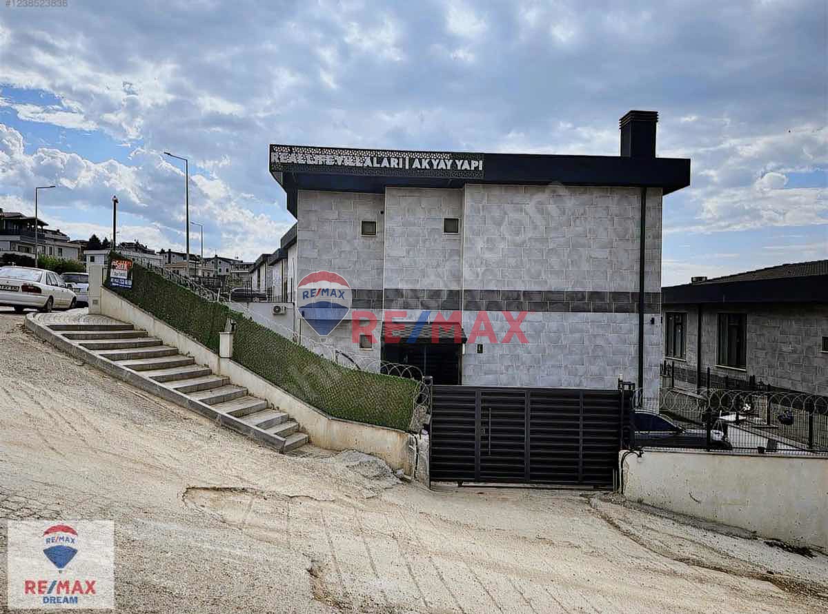 REMAX’ DEN KABAOĞLU MAH. DE SITE IÇERISINDE SATILIK 4+1 VILLA