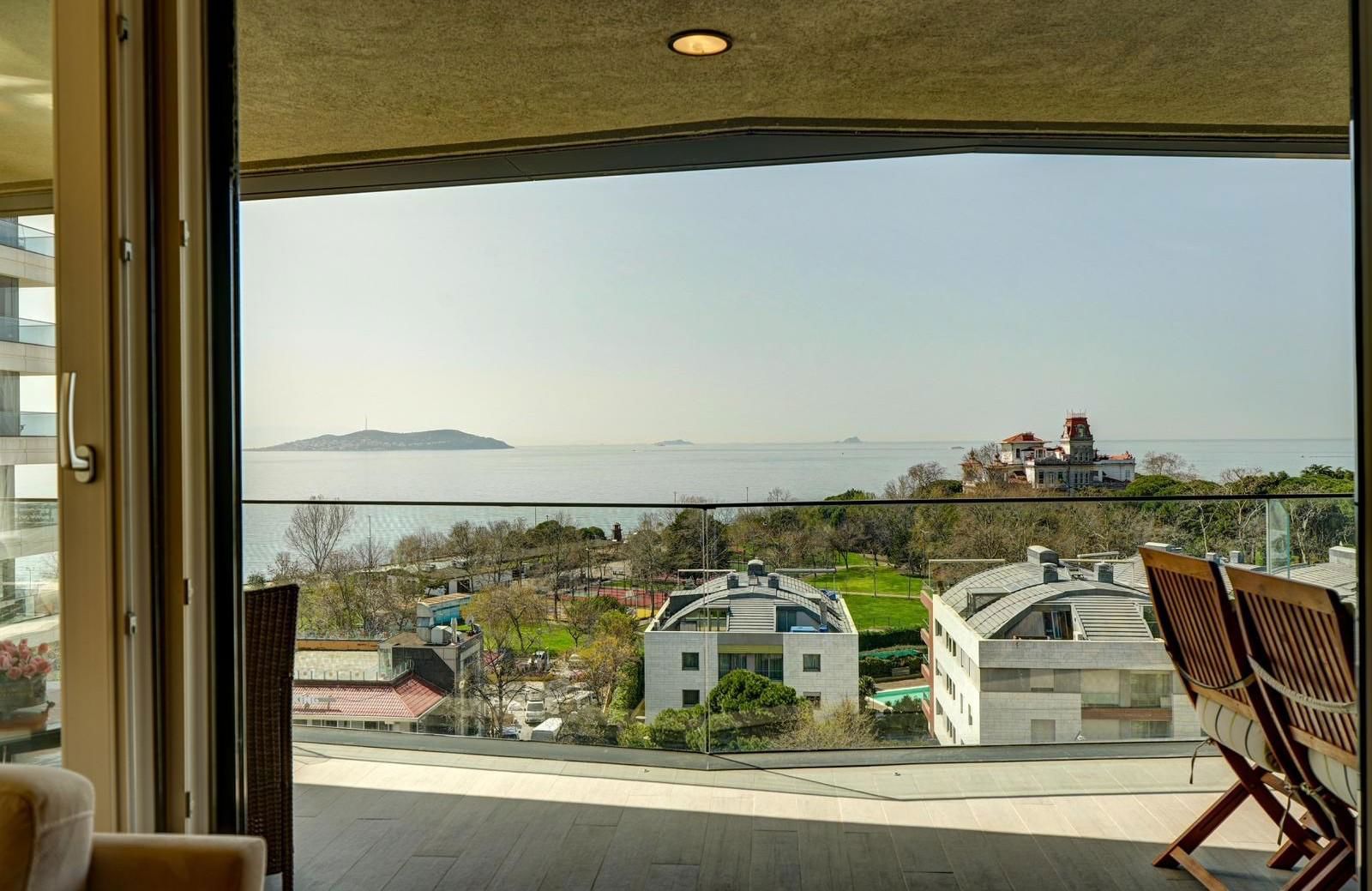 CADDEBOSTAN SAHİL'DE DENİZ MANZARALI KATTA TEK 4+1 LÜKS DAİRE