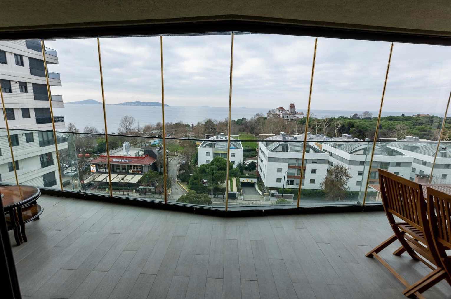 CADDEBOSTAN SAHİL'DE DENİZ MANZARALI KATTA TEK 4+1 LÜKS DAİRE