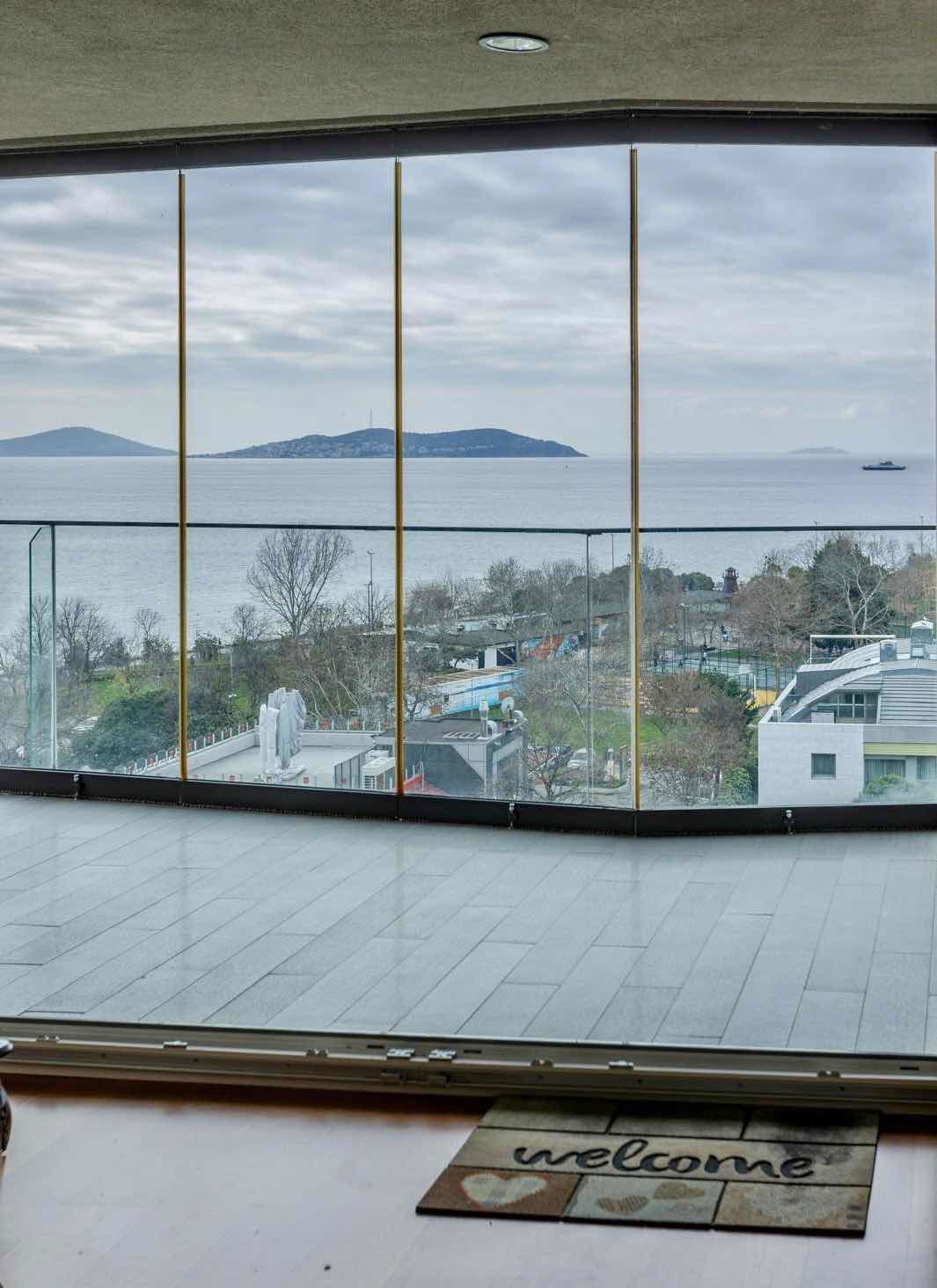 CADDEBOSTAN SAHİL'DE DENİZ MANZARALI KATTA TEK 4+1 LÜKS DAİRE