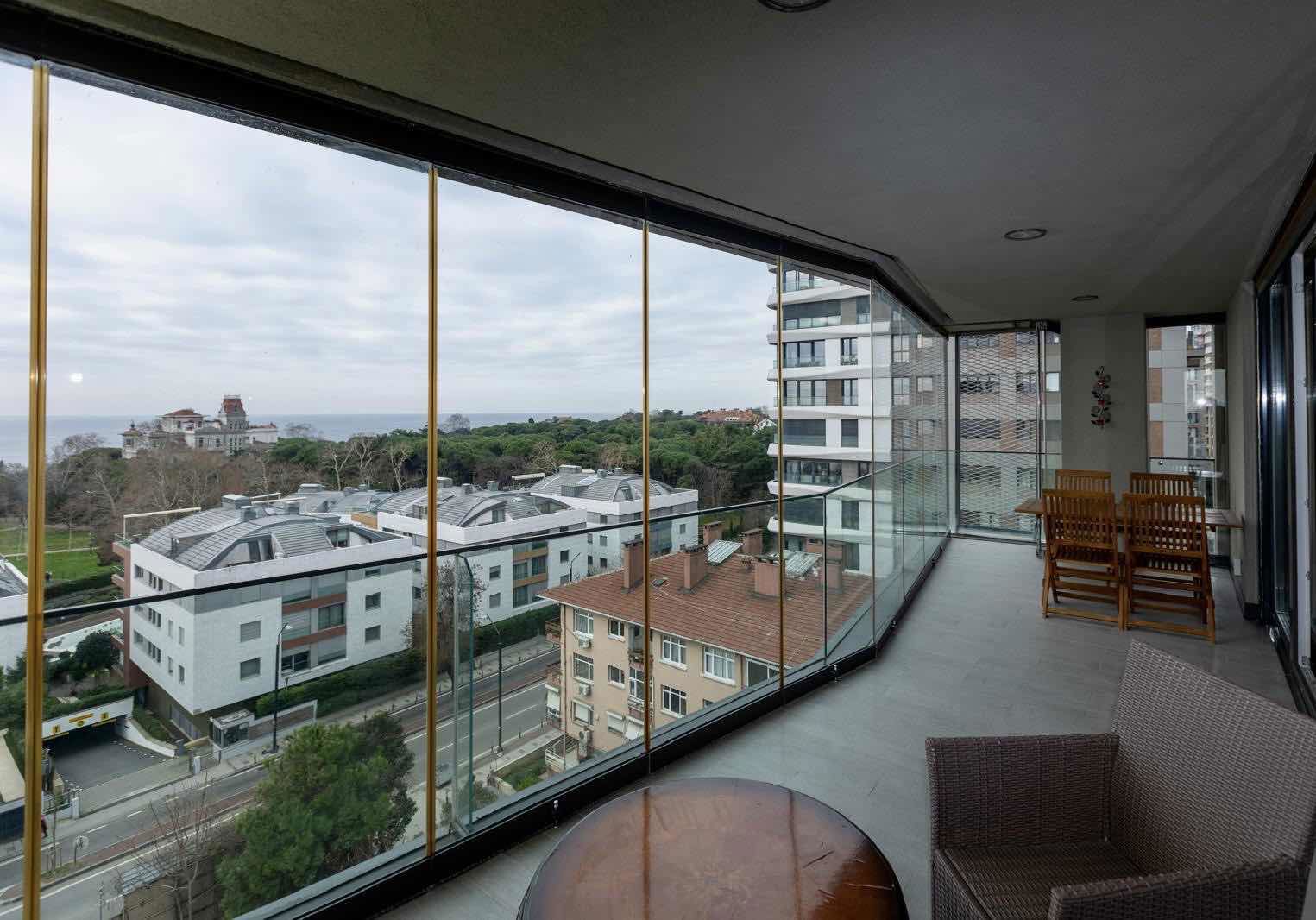 CADDEBOSTAN SAHİL'DE DENİZ MANZARALI KATTA TEK 4+1 LÜKS DAİRE