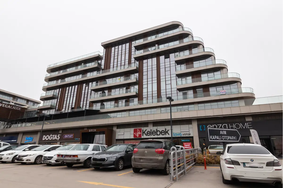 VEGA CADDE BAHÇELI FULL YAPILI 100M² KIRALIK OFIS
