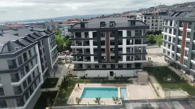 REMAX GELIŞIM'DEN BEYLIKDÜZÜ MEVSIM EVLERI SITESINDE SATILIK 2+1 DAIRE