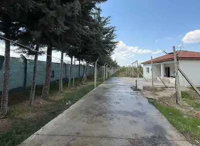 KIRIKKALE ÇULLU MAHALLESNDE BAKIMLI KULLANIMA HAZIR 9 DÖNÜM ÇİFTLİK