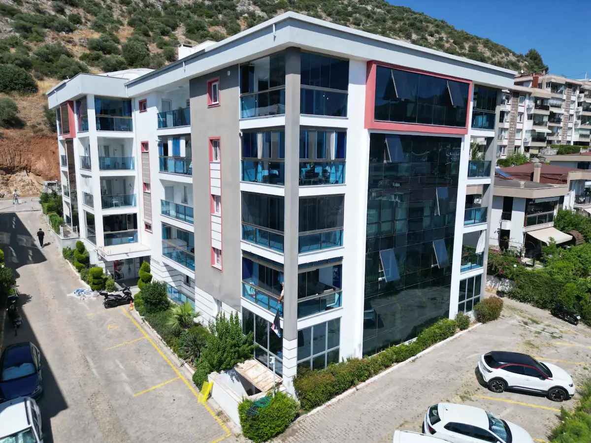 EGE MAHALLESİ KIRMIZI EVLER SİTESİ DENİZ MANZARALI EŞYALI SATILIK 4+1 DAİRE