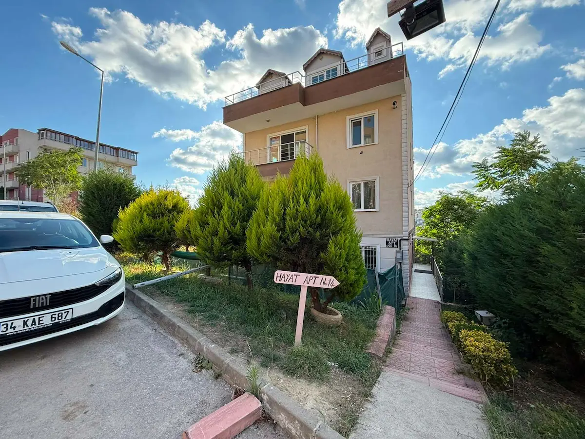 İZMİT BAĞÇEŞME ORHAN MAH’DE EŞYALI 1+1 BALKONLU SATILIK DAIRE