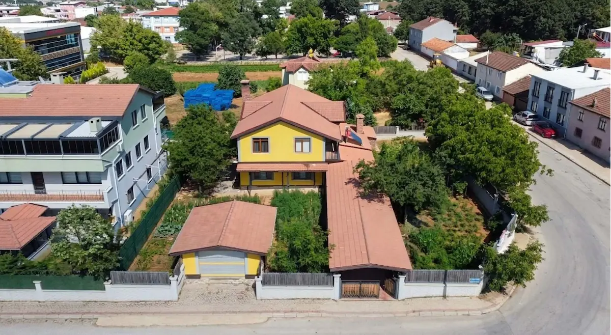 REMAX BEYAZ ERDOĞAN'DA GENİŞ ARSALI BAKIMLI LÜKS 6+1 VİLLA