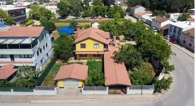 REMAX BEYAZ ERDOĞAN'DA GENİŞ ARSALI BAKIMLI LÜKS 6+1 VİLLA
