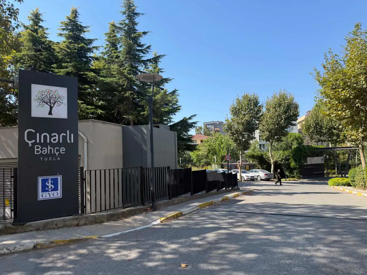 ÇINARLI BAHÇE TUZLA’DA EBEVEYN BANYOLU GIYINME ODALI  3.5+1  SATILIK DAIRE