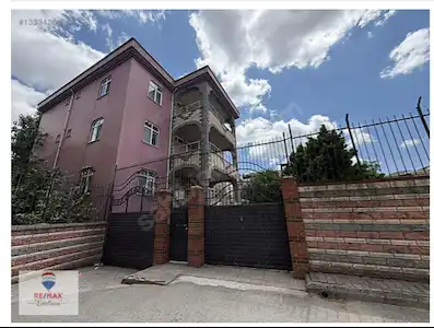 SULTANBEYLİ MERKEZDE 781 M2 ARSA İÇİNDE 4 KATLI KİRALIK BİNA