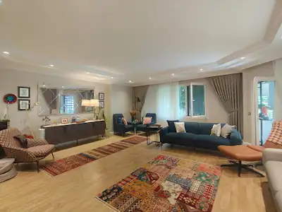 ADAKALE BÖLGESİNDE MİMARİ TASARIMLI, EŞYALI KİRALIK 4+1 DAİRE