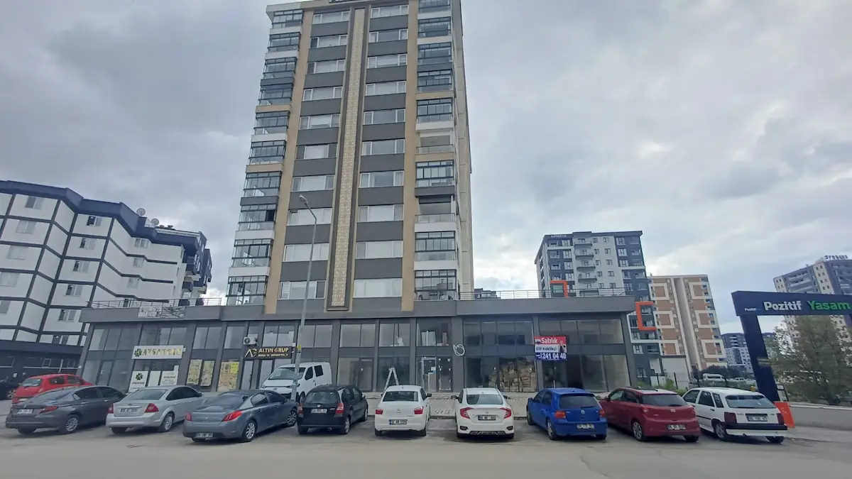 YEŞİLOVADA 157 M² | 2 KATLI | CADDE CEPHELİ SIFIR KİRALIK DÜKKÂN