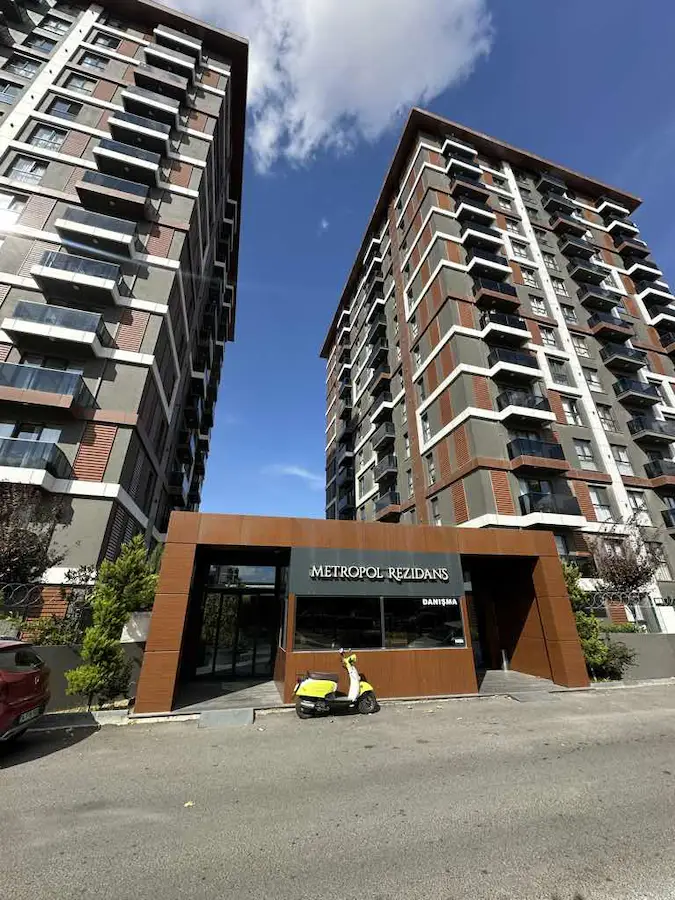 RE/MAX LAND GÜVENCESİYLE METROPOL RESIDENCE’TA SATILIK 1+1