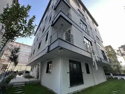 SÜREYYA PLAJI’NDA MARMARA’YA YAKIN, BALKONLU FERAH KİRALIK 1+1 DAİRE