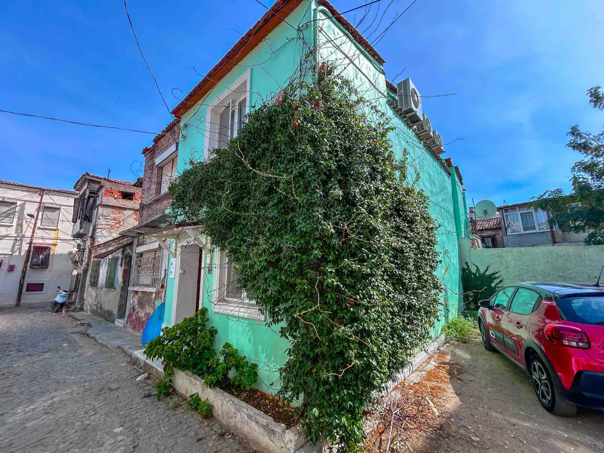 AYVALIK MERKEZDE AVLULU 2 ADET SATILIK TAŞ EV