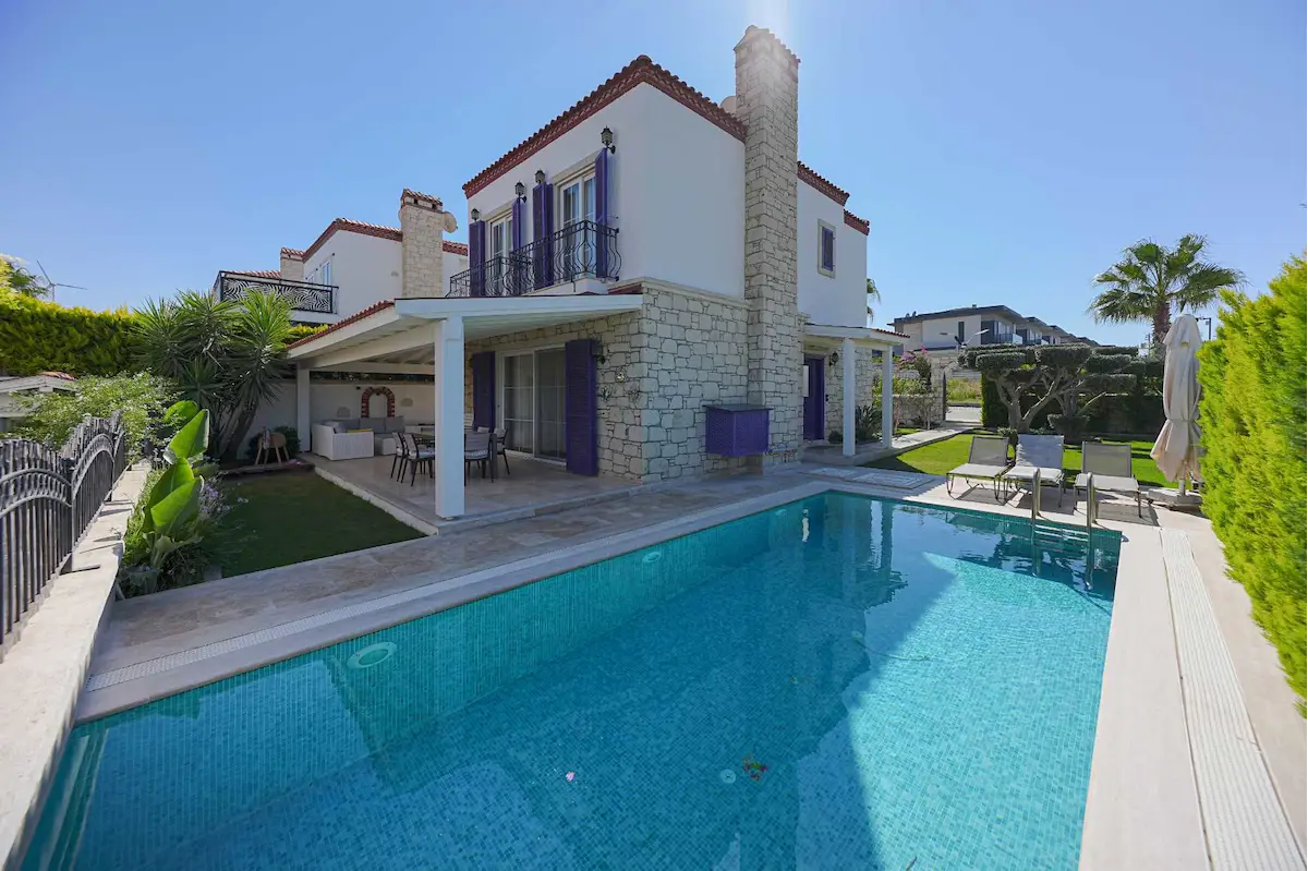 ÇEŞME REİSDERE’DE 406 M² ARSADA ÖZEL HAVUZLU 4+1 VİLLA
