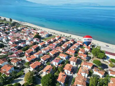 KUŞADASI DAVUTLAR,DENIZE SIFIR, AYKUŞTUR SİTESİ’NDE 2+1 ,GENIŞ BAHÇE,ÇİFT CEPHE VE VERANDA