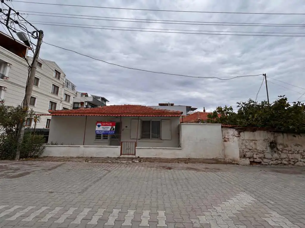 ÇANDARLI MERKEZDE, DENİZE 2 DAKİKA MESAFEDE, BAHÇELİ 2+1 MÜSTAKİL EV