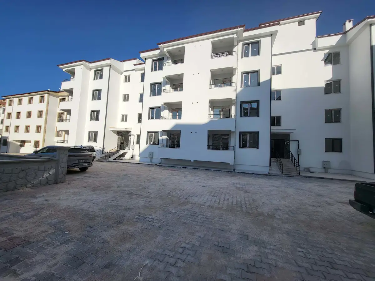 REMAX DEĞİŞİM-ATAŞEHİR MAH.DE SATILIK 2+0 YENİ DAİRE.
