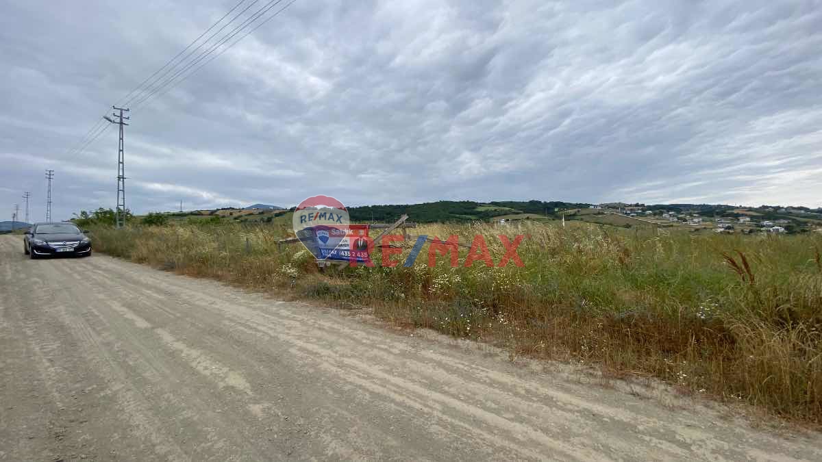 TAŞKELİK'TE BÖLÜNEBİLİR 906M2 DENİZ MANZARALI İKİ VİLLALIK ARSA