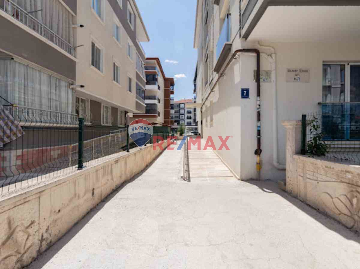MENDERES MAHALLESİ ARA KAT BULVAR CEPHELİ SATILIK DAİRE