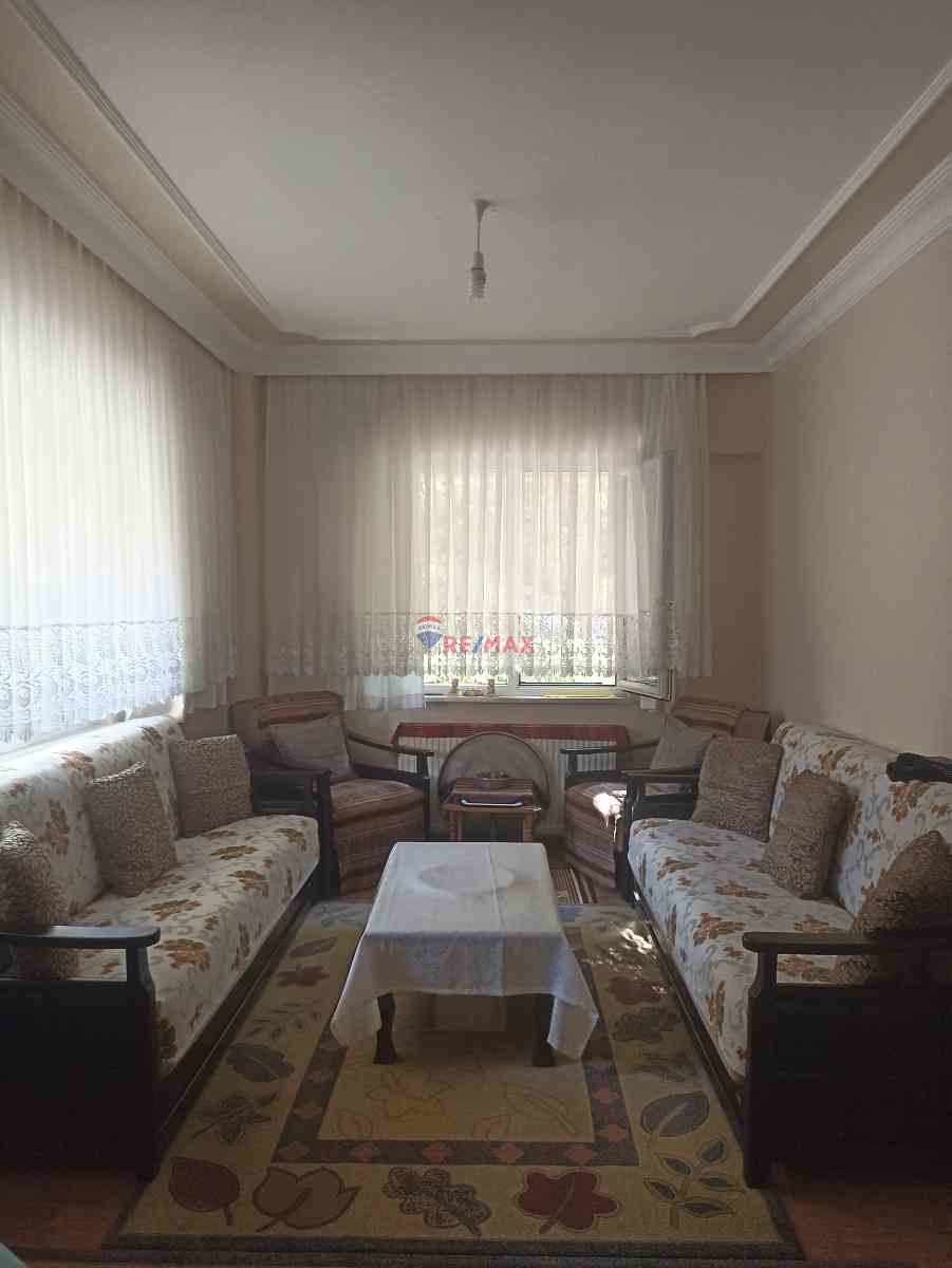 YAKACIK'DA HUZURLU KONUMDA DAİRE..