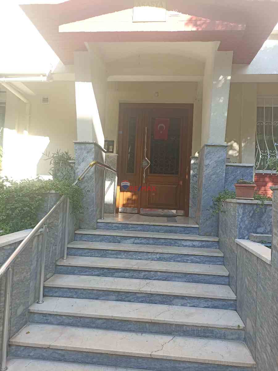 YAKACIK'DA HUZURLU KONUMDA DAİRE..