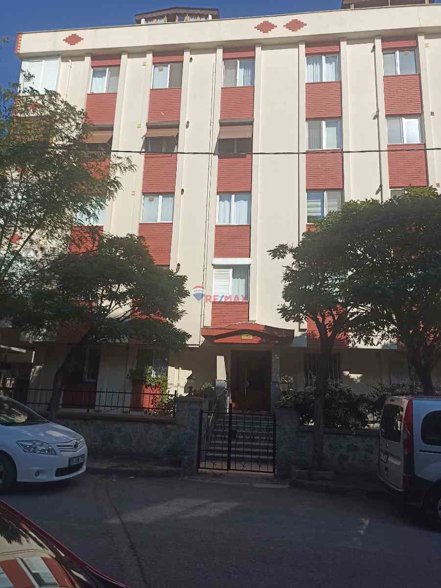 YAKACIK'DA HUZURLU KONUMDA DAİRE..