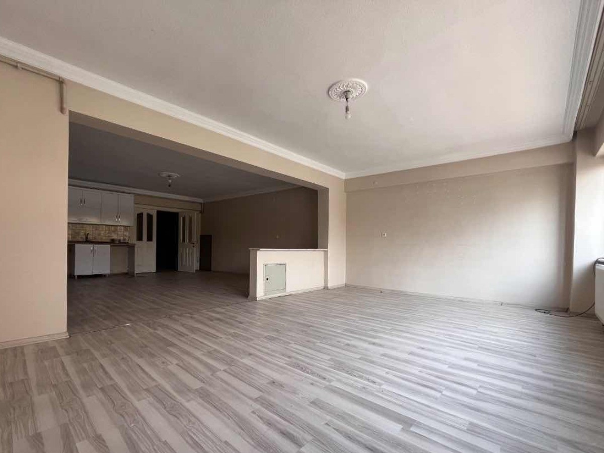 REMAX BEYAZ ÇUKURCA MAHALLESI'NDE SATILIK 2+1 DAİRE