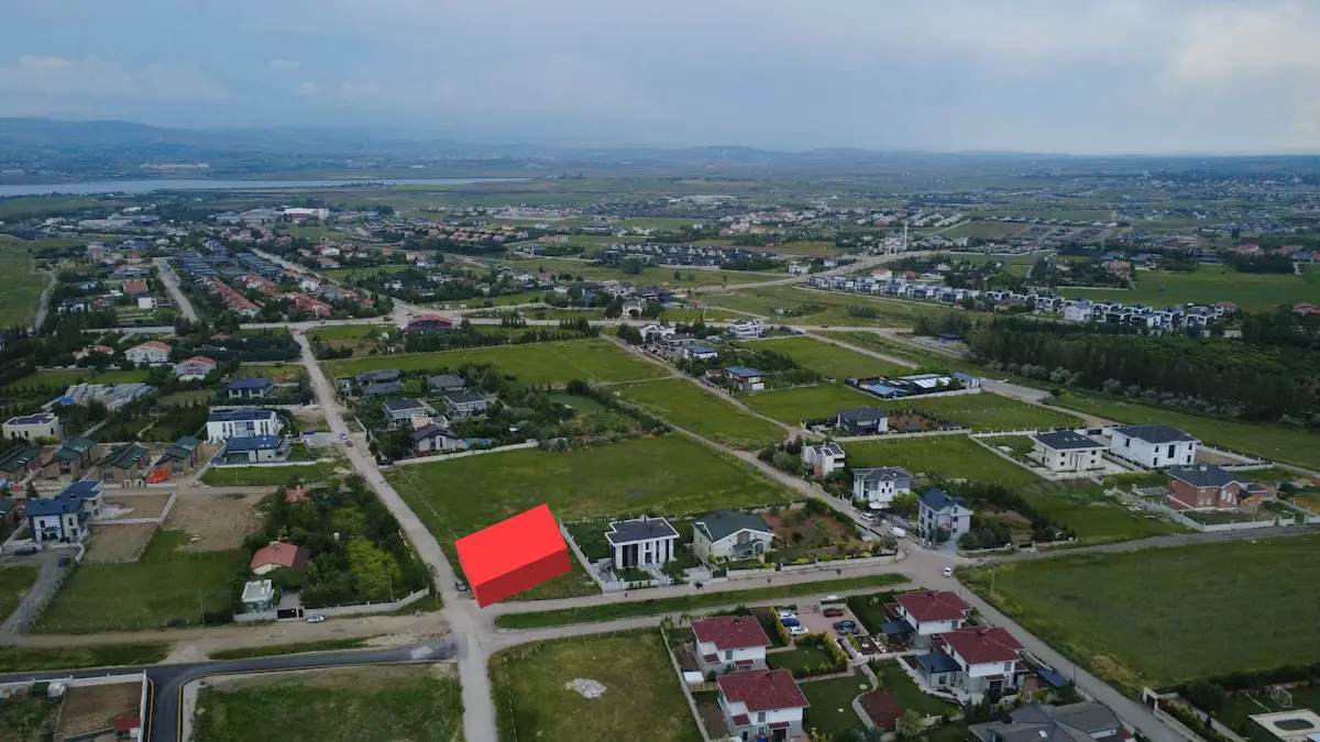 GÖLBAŞI KARŞIYAKA’DA VİLLA İMARLI  CADDE VE SOKAK KÖŞELİ ÖZEL ARSA