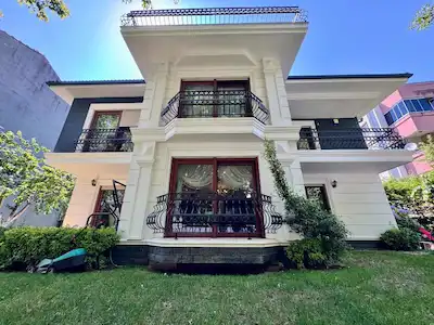 TUZLA POSTANE’DE 550 M² BRÜT 7+2, 4 CEPHELİ, 3 KATLI LÜKS VİLLA