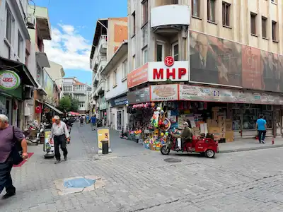 ŞARKÖY ÇARŞI MERKEZDE PRESTİJLİ 85 M2 SATILIK KÖŞE DÜKKAN