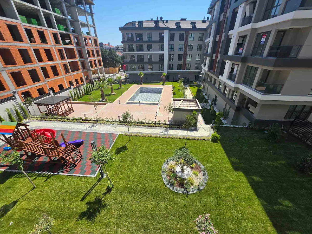 REMAX GELİŞİM'DEN BEYLİKDÜZÜ MEVSİM EVLERİ SİTESİNDE SATILIK 2+1 ARA KAT