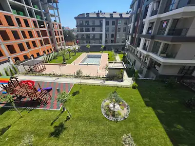 REMAX GELİŞİM'DEN BEYLİKDÜZÜ MEVSİM EVLERİ SİTESİNDE SATILIK 2+1 ARA KAT