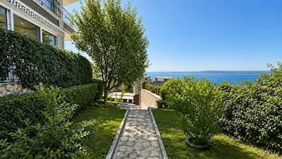 ÇANAKKALE ERENKÖY'DE BOĞAZ MANZARALI, GENİŞ BAHÇELİ MÜSTAKİL EV