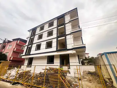 KÖRFEZ YENİYALI'DA MERKEZİ KONUMDA 2+1 SATILIK ARA KAT DAİRE