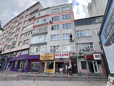 BAŞKOMUTAN CADDESI ÜZERINDE SATILIK 3+1 ARA KAT DAIRE