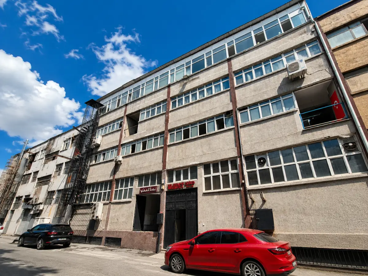 BAYRAMPAŞA SATILIK 2 BİN 445 M2 KOMPLE İMALATHANE BİNASI