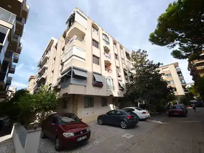 KARŞIYAKA BAHÇELİEVLER’DE 3+1 | 105 M² BRÜT | BALKONLU | DOĞALGAZ KOMBİLİ | BOŞ
