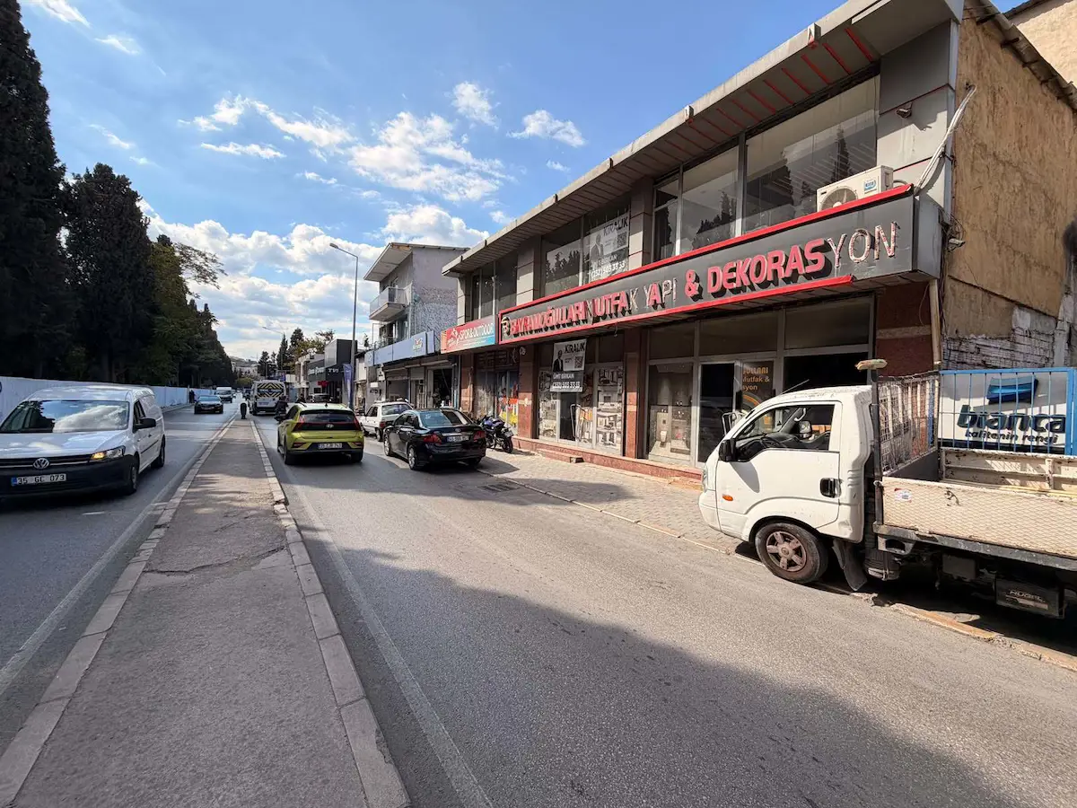 BORNOVA KEMALPAŞA CADDESINDE 242 M² İKI KATLI KIRALIK DÜKKAN